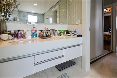 Apartamento à venda com 600m², 5 quartos e 4 vagas Apartamento à venda com 600m², 5 quartos e 4 vagasBanheiro Suíte 1