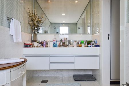 Apartamento à venda com 600m², 5 quartos e 4 vagas Apartamento à venda com 600m², 5 quartos e 4 vagasBanheiro Suíte 1