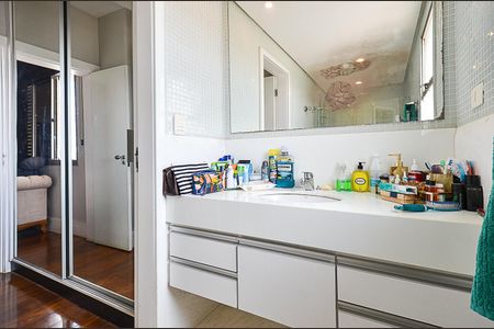 Apartamento à venda com 600m², 5 quartos e 4 vagas Apartamento à venda com 600m², 5 quartos e 4 vagasBanheiro Suíte 2