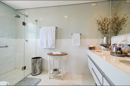 Apartamento à venda com 600m², 5 quartos e 4 vagas Apartamento à venda com 600m², 5 quartos e 4 vagasBanheiro Suíte 1