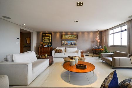 Apartamento à venda com 600m², 5 quartos e 4 vagas Apartamento à venda com 600m², 5 quartos e 4 vagasSala de Estar