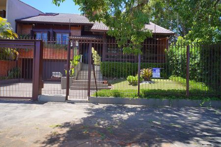 Casa para alugar com 330m², 5 quartos e 5 vagasFachada 