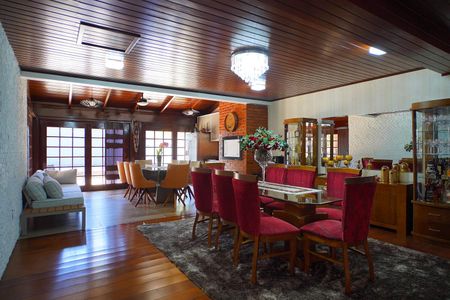 Casa para alugar com 330m², 5 quartos e 5 vagasSala