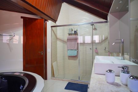 Casa para alugar com 330m², 5 quartos e 5 vagasBanheiro  suíte 