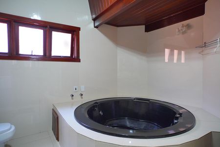 Casa para alugar com 330m², 5 quartos e 5 vagasBanheiro suíte _Banheira 