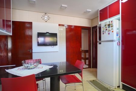 Casa para alugar com 330m², 5 quartos e 5 vagasCozinha 