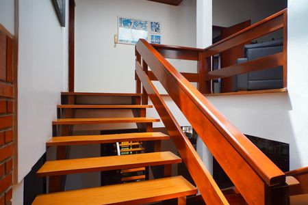 Casa para alugar com 330m², 5 quartos e 5 vagasEscada 