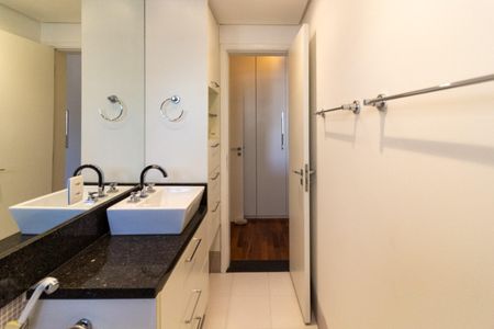 Apartamento à venda com 181m², 3 quartos e 4 vagasBanheiro Suíte