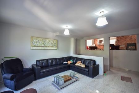 Casa para alugar com 150m², 3 quartos e 2 vagasSala