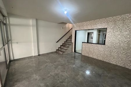Sala de casa de condomínio para alugar com 5 quartos, 200m² em Portuguesa, Rio de Janeiro