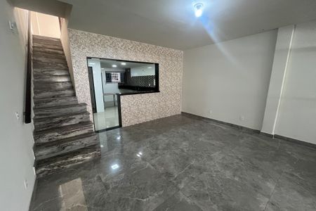 Sala de casa de condomínio para alugar com 5 quartos, 200m² em Portuguesa, Rio de Janeiro