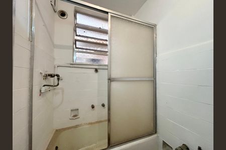 Apartamento à venda com 75m², 2 quartos e sem vagaBanheiro social - banheira