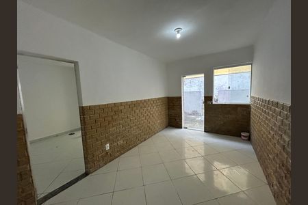 Sala de casa para alugar com 2 quartos, 70m² em Marechal Hermes, Rio de Janeiro