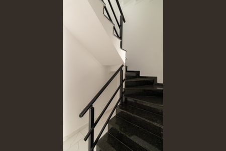 Casa à venda com 126m², 3 quartos e 2 vagas Casa à venda com 126m², 3 quartos e 2 vagasEscada