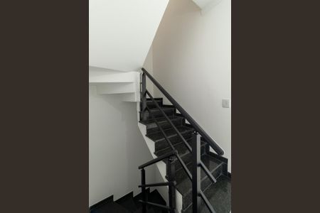 Casa à venda com 126m², 3 quartos e 2 vagas Casa à venda com 126m², 3 quartos e 2 vagasEscada