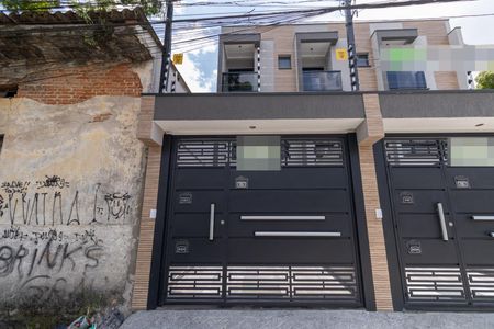 Casa à venda com 126m², 3 quartos e 2 vagas Casa à venda com 126m², 3 quartos e 2 vagasFachada