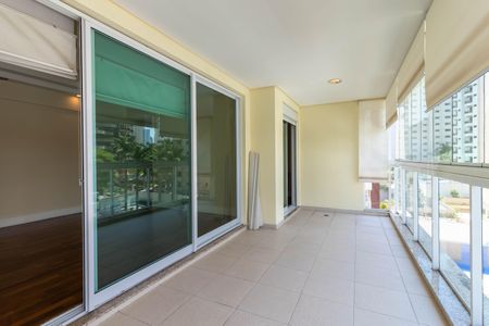 Apartamento à venda com 117m², 3 quartos e 3 vagas Apartamento à venda com 117m², 3 quartos e 3 vagasVaranda Gourmet