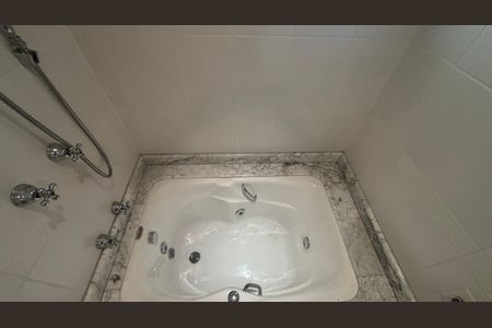 Apartamento à venda com 142m², 3 quartos e 3 vagasBanheiro da Suíte 1