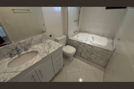 Apartamento à venda com 142m², 3 quartos e 3 vagasBanheiro da Suíte 1