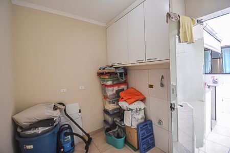 Casa à venda com 184m², 3 quartos e 2 vagas Casa à venda com 184m², 3 quartos e 2 vagasQuarto e Banheiro de Serviço