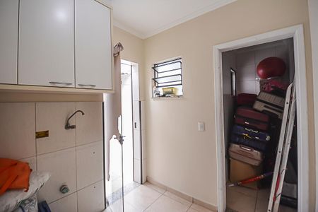 Casa à venda com 184m², 3 quartos e 2 vagas Casa à venda com 184m², 3 quartos e 2 vagasQuarto e Banheiro de Serviço