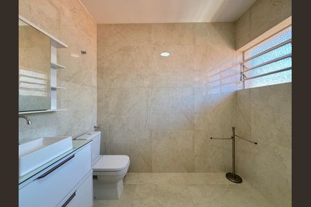 Casa para alugar com 130m², 3 quartos e 2 vagasBanheiro 