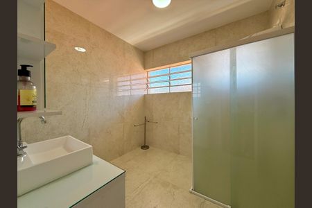 Casa para alugar com 130m², 3 quartos e 2 vagasBanheiro 