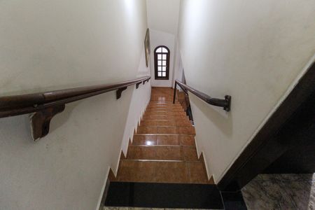 Casa à venda com 120m², 4 quartos e 2 vagasEscada