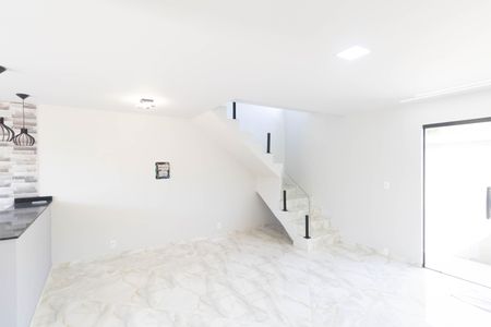 Casa de condomínio para alugar com 170m², 3 quartos e 2 vagasSala