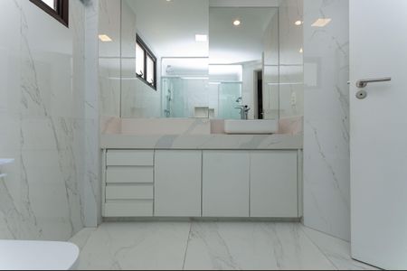 Apartamento para alugar com 155m², 4 quartos e 2 vagasBanheiro do quarto 2 Suíte