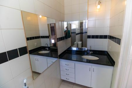 Apartamento à venda com 94m², 2 quartos e 1 vaga Apartamento à venda com 94m², 2 quartos e 1 vagaBanheiro da Suíte