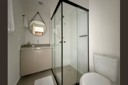 Banheiro  de kitnet/studio para alugar com 0 quarto, 24m² em Vila Cordeiro, São Paulo