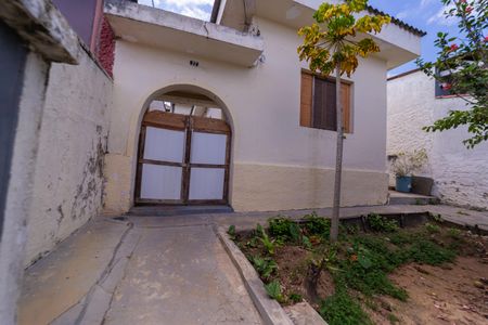 Casa à venda com 240m², 1 quarto e sem vaga Casa à venda com 240m², 1 quarto e sem vagaFachada