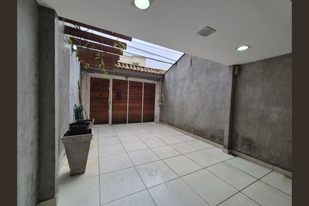 Casa à venda com 180m², 3 quartos e 2 vagas Casa à venda com 180m², 3 quartos e 2 vagasGaragem