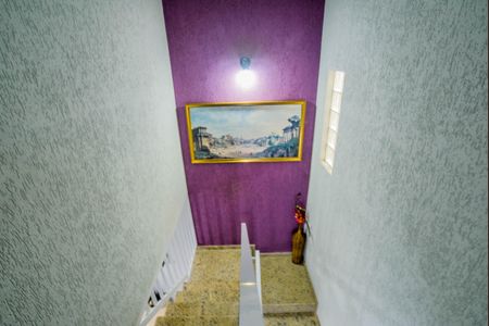 Casa à venda com 180m², 3 quartos e 2 vagas Casa à venda com 180m², 3 quartos e 2 vagasEscada