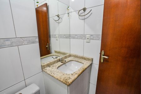 Casa à venda com 180m², 3 quartos e 2 vagas Casa à venda com 180m², 3 quartos e 2 vagasBanheiro Social