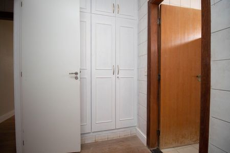 Casa para alugar com 400m², 5 quartos e 4 vagas Casa para alugar com 400m², 5 quartos e 4 vagasCloset da Suíte 5
