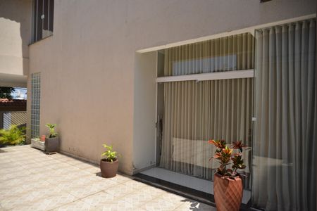 Casa à venda com 223m², 4 quartos e 4 vagasQuintal