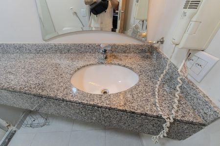 Banheiro de kitnet/studio para alugar com 1 quarto, 30m² em Paraíso, São Paulo