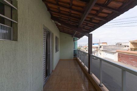 Casa à venda com 310m², 5 quartos e 3 vagas Casa à venda com 310m², 5 quartos e 3 vagasVaranda