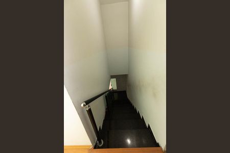 Casa à venda com 310m², 5 quartos e 3 vagas Casa à venda com 310m², 5 quartos e 3 vagasEscada