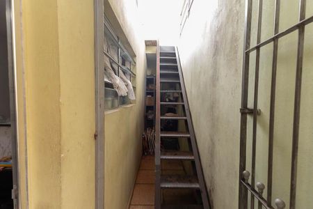 Casa à venda com 310m², 5 quartos e 3 vagas Casa à venda com 310m², 5 quartos e 3 vagasEscada