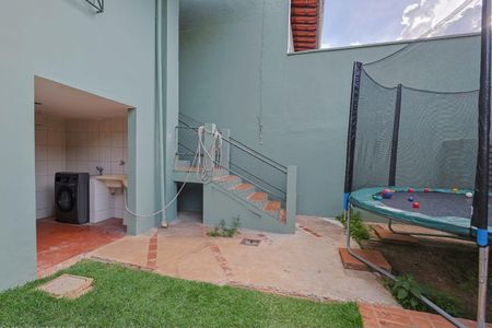 Casa à venda com 388m², 4 quartos e 2 vagas Casa à venda com 388m², 4 quartos e 2 vagasQuintal