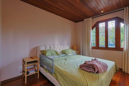 Casa à venda com 388m², 4 quartos e 2 vagas Casa à venda com 388m², 4 quartos e 2 vagasSuíte 3