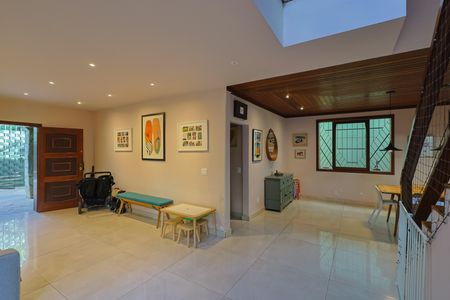 Casa à venda com 388m², 4 quartos e 2 vagas Casa à venda com 388m², 4 quartos e 2 vagasSala