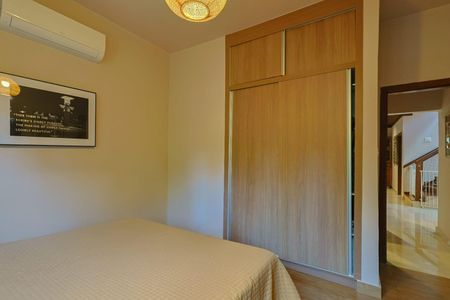 Casa à venda com 388m², 4 quartos e 2 vagas Casa à venda com 388m², 4 quartos e 2 vagasQuarto 2