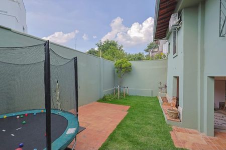 Casa à venda com 388m², 4 quartos e 2 vagas Casa à venda com 388m², 4 quartos e 2 vagasQuintal