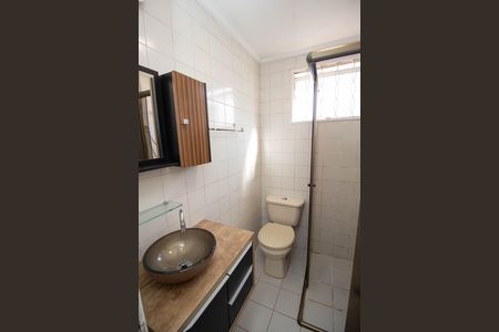 Banheiro de apartamento para alugar com 2 quartos, 56m² em Vila Guedes, São Paulo