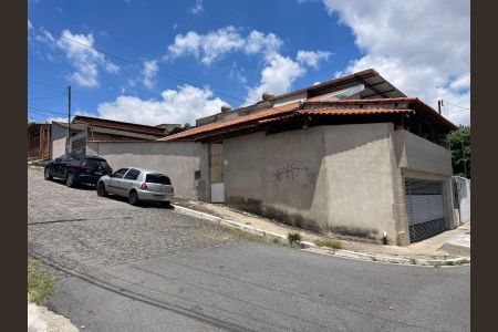 Casa à venda com 250m², 3 quartos e 5 vagas Casa à venda com 250m², 3 quartos e 5 vagasFachada