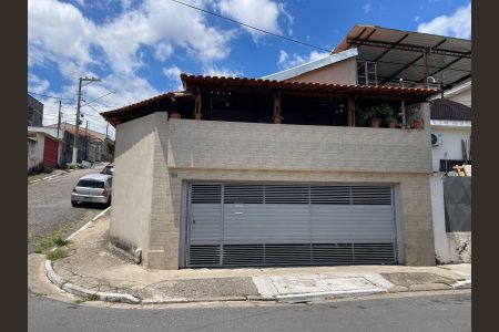 Casa à venda com 250m², 3 quartos e 5 vagas Casa à venda com 250m², 3 quartos e 5 vagasFachada
